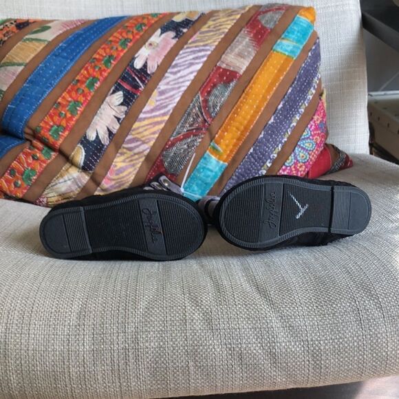 Joyfolie “Leighton in Black” Lace Baby Boots - Picture 4 of 9